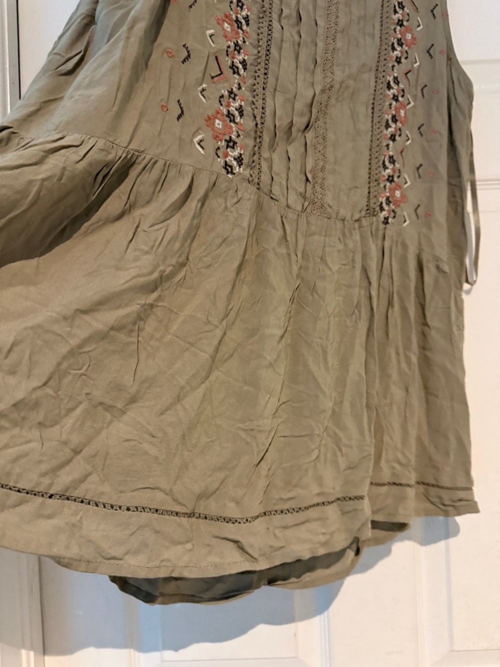 Knox Rose Olive Green Embroidered Sleeveless Top - Picture 3 of 4
